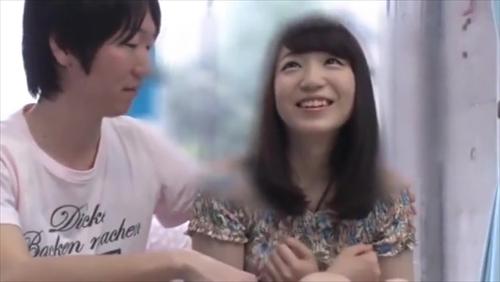 学位を持たない大学生が速すぎる射精君の性器を扱い、胸を触られる。