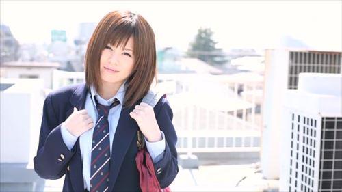 巨乳の少女がスク水姿で、誘惑的なポーズ