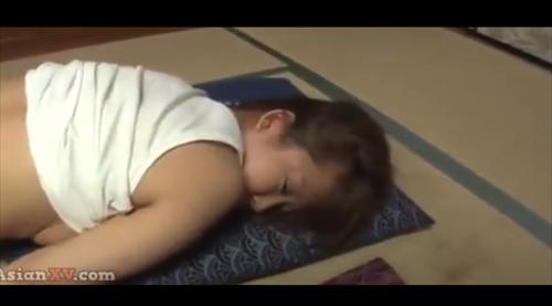 血縁無視父、眠り娘の体に興奮。