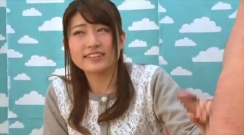 優美な女性は恥じ顔で、性的興奮を高めるぺニスを舐める姿を見せ、絶頂へと導いた。
