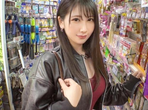 新宿でナンパ開始！声をかけたのは出勤前のキャバ嬢「ゆかちゃん 21歳」買い物のお代を払う代りにインタビューに応じてもらい