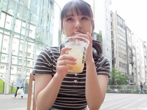 水泳歴10年の引き締まった身体の女子がＡＶ体験撮影！「らぶちゃん 20歳 ガールズバー店員」はオジに優しい令和女子！