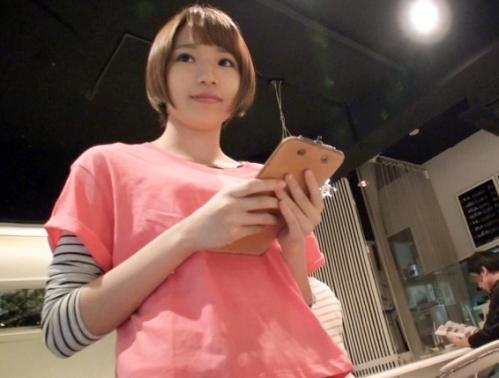 オシャレカフェで働く噂の看板娘に出演交渉！ライトブラウンのショートヘアで小顔「カノンちゃん 18歳」！