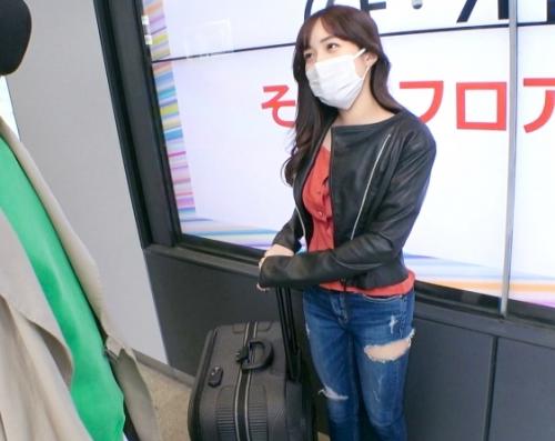 渋谷でナンパ開始！大きなキャリーバックをひいた、メイクアップアーティスト「ももさん 23歳」に話を伺う！