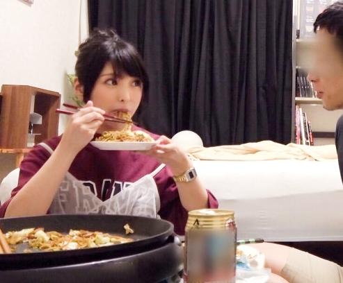 ヤリ部屋セックス隠し撮り！可愛い容姿の癒し系美少女「しおりちゃん 20歳 大学生」を連れ込む事に成功！