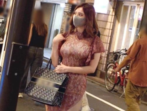 爆乳スレンダーボディ、高級店のラウンジ嬢の「れいなさん（仮名）」性には寛容で、すぐにヤラせてくれる！