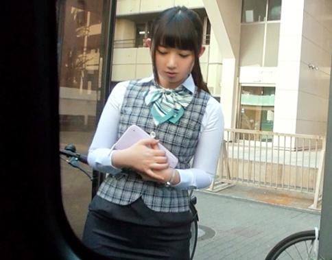 Mっ気の強い攻められたがりＯＬ！ＡＶに面接に来た女性の職場に押し掛け撮影する企画、22歳の一之瀬さん！