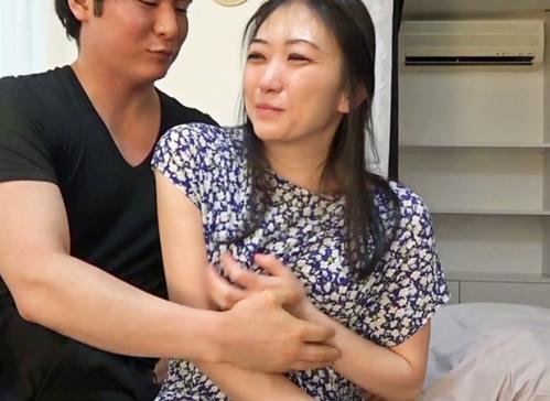 熟女妻・絶頂中出し！色白で細身の「りこさん 37歳」旦那さんとは2年ほどご無沙汰らしいです！
