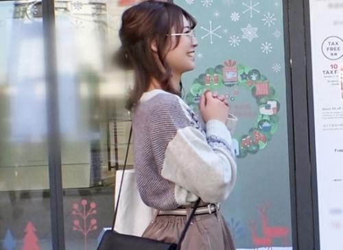 メガネ女子ナンパ！新宿で声をかけたのはスレンダーで美尻の「なつさん21歳」