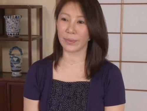 五十路熟女生中出し！叶和子さんは、バツイチで子供なし、久しぶりのセックスに笑みがこぼれています！