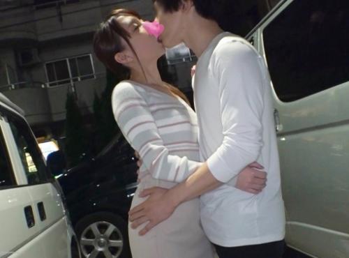 清楚系奥様・連続中出し！「あいさん・30歳」がイケメンくんに誘惑されて、避妊具無しでの挿入を許す！