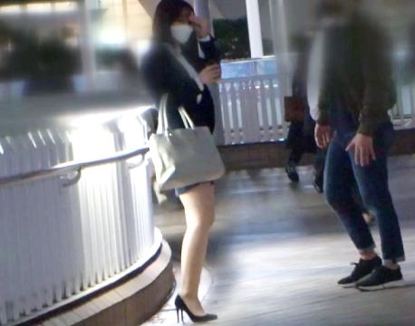 ＯＬナンパ！タイトスーツにスカートは短めのＯＬさんをナンパ、服を脱がせたら揺れる巨乳と張りのある巨尻が現る！