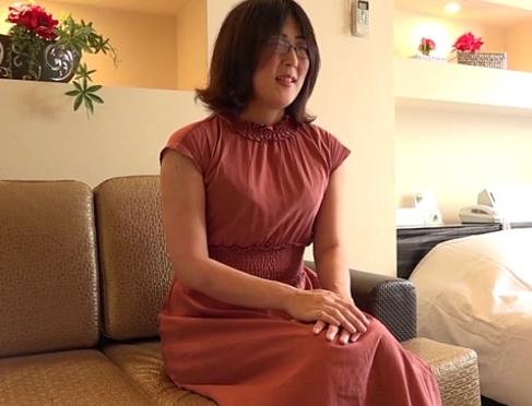 素人熟女中出し！出会い系サイトで見つけたバツイチの地味な女性、男性とふれ合う機会がなく、とにかくセックスがしたい！