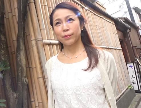 熟女おまんこ中出し！「まりさん 49歳」旦那さんは海外赴任中、お小遣い稼ぎに来たと言っていたがチンポが欲しくて来たみたい