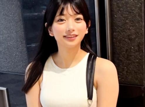 小動物系の可愛さアイドルフェイスの美少女「karinちゃん 女子大生」と待ち合わせ、あいにくの雨で、すぐにホテルへ！