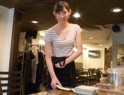 街で噂の看板娘にアポ無し出演交渉！カフェバーで働く、ポニーテールが似合う正統派スレンダー美人の朱里さん21歳