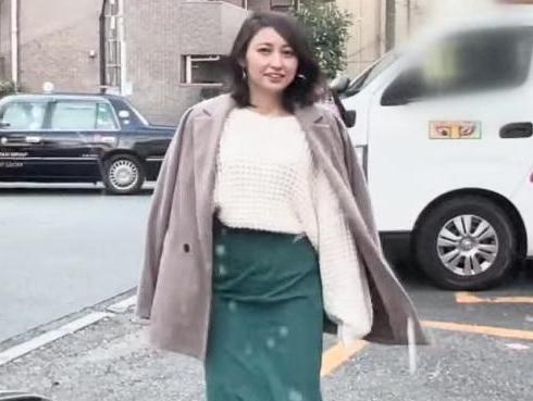 エロい友達を紹介してもらう数珠つなぎ企画！清楚な見た目の美人妻「ひとみさん 26歳」は、過激なドＭ女！