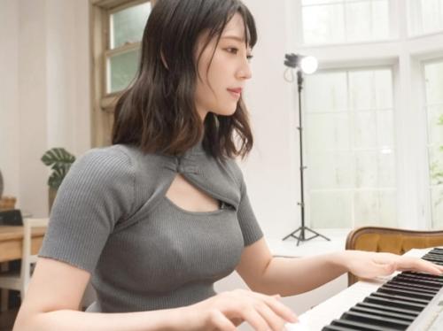 元グラビアアイドルのＧカップ巨乳美少女【瀧本雫葉】を丸裸にする、台本、演技無しの密着ドキュメント！