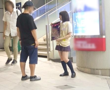 潮吹きスプラッシュ！昼は大学生、夜はガールズバーで働く「あやみちゃん 20歳」今日はノーブラデーだとか！
