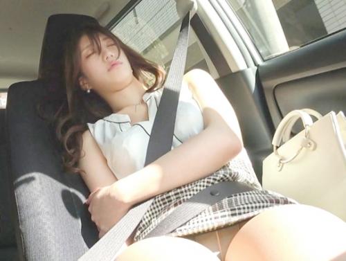 Ｇカップ美クビレボディの専属女優【有賀みなほ】がクスリを盛られ、性豪男優のヤリ部屋に連れ込まれる！