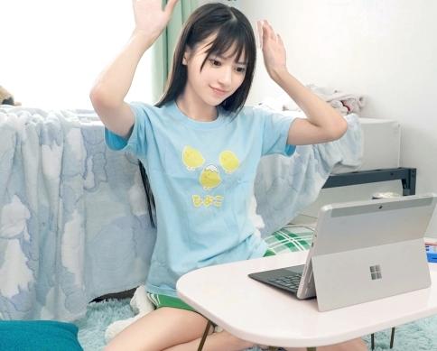 元アイドルが引きこもりニートに！無職でヲタク、性欲溜まりまくりの干物美少女（八掛うみ）がチンポの快感を思い出す！