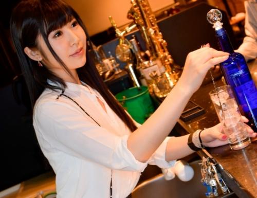 街で噂の看板娘にアポなし突撃取材！ライブバーでバイトをしている、美脚美人「つばさちゃん 21歳」に撮影交渉！
