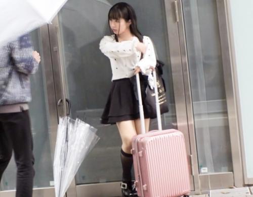 巨乳美少女ナンパ！新宿で立ってる童顔巨乳の少女に声をかける、どうやら家出中のようなので、ほっとく訳にはいけません！
