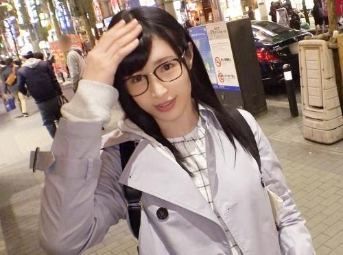 メガネ女子ナンパ！大人しめの女の子「カノンちゃん 22歳」がインタビュー中に乱入してきた男にヤラれちゃう！