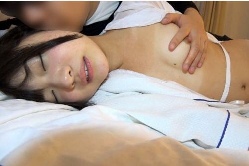日焼けが眩しい田舎ロリ美少女を騙してデカチン抜き差し大人の遊び♪すっかりメス堕ちして男を信じる純情娘のアホな恋