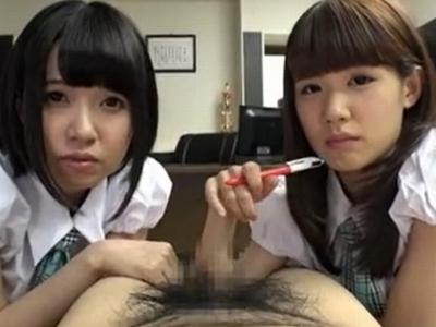 「ちょっと…私たちの前でセンズリして？」男女共学を迎えた元女子校生たちが男に群がって痴女プレイ