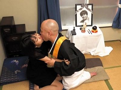 寂しさのあまりオナニーをしてるところをエロ住職に撮られた人妻はｗ