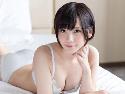 心をくすぐられるような潤んだ瞳で見つめる美少女をガン突きピス責め！