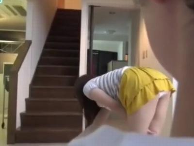 パンチラで誘惑してくる淫乱家族！姉も妹の1本のチンポ求めてアピールしすぎｗ