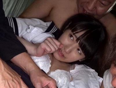 「臭い…下さい///」彼氏が見ている前でオジサンたちの汚チンポ奴隷になったJK彼女