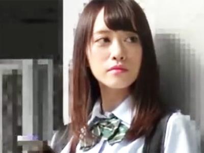 女子〇生を尾行して電車の中で背後から忍び寄り痴漢中出しレイプ！