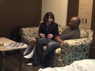 制服姿の童顔JKが黒人チンポで連続イキ→ハメ撮り映像流出