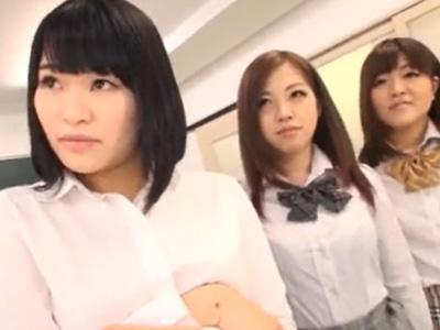 生徒の足をイヤらしい目で見ていたM男教師をJKと痴女教師が足コキ制裁！