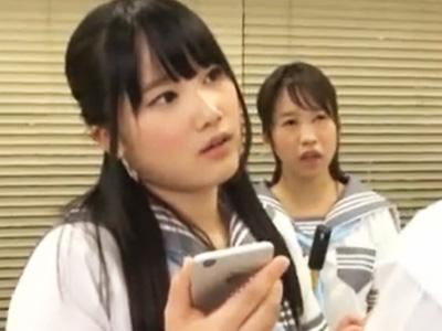 「盗撮とか最低っ！」ニーハイ履いたJKコンビが隠し撮りしてた男子を足コキ制裁ｗ