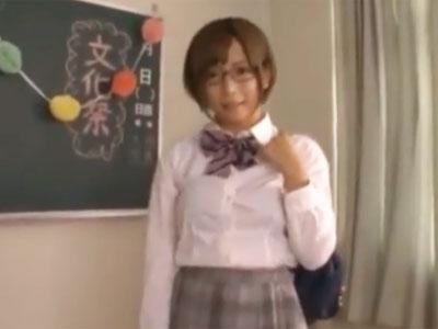 甘えた視線で見つめてくる美少女JKと教室内で禁断のプレイ