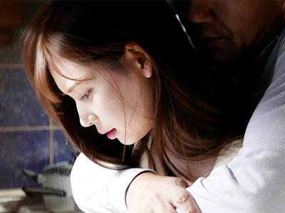 母が再婚して義父となった鬼畜オヤジに里帰り中に近親中出しレイプされた娘