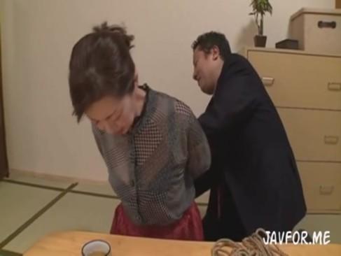 金玉マッサージしながら即フェラする痴女美魔女奥様の乳首はこつぶ