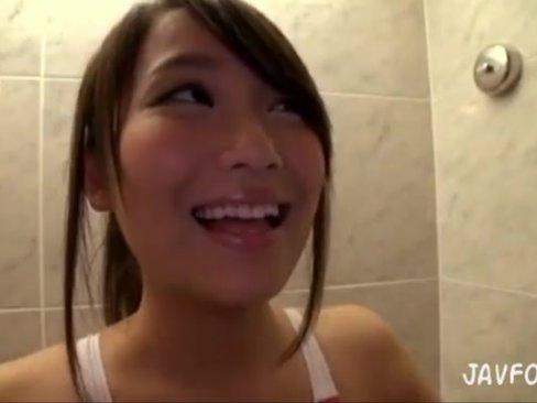 内向的で身体のラインがよく見えるふくよかな胸を持つ女性と宿泊する。