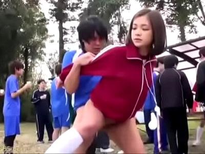 「ぁ…笛吹けない…」サッカーの試合中も部員のためにオマンコ開放しなければならない女子マネｗ