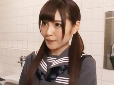 おっさんを公衆トイレに連れ込みセックスを強要する痴女JK