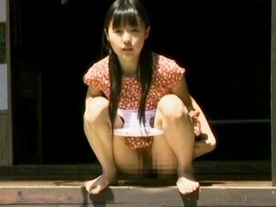 「おじさん、パンツあげる」庭でおしっこするおさげのロリ美少女に不埒なイタズラをする中年男
