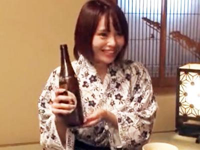 出張先の温泉旅行で既婚者の上司を誘惑して寝取る小悪魔な美少女OL