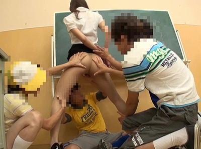 「ちょっとダメだってばぁ！」学園のアイドル先生を好き放題イタズラするクソショタたちｗ