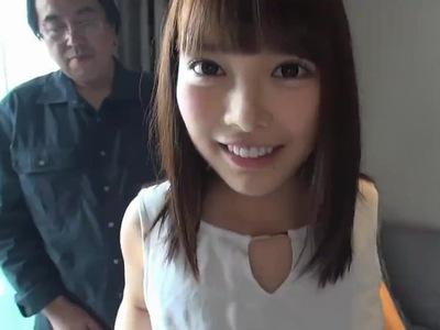 アイドル顔負けの天使！おじさんチンポにむしゃぶり付いて大量口内射精