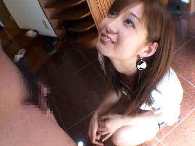 スタイル抜群な細身美女が勃起チンポを優しく手コキ＆フェラ抜き