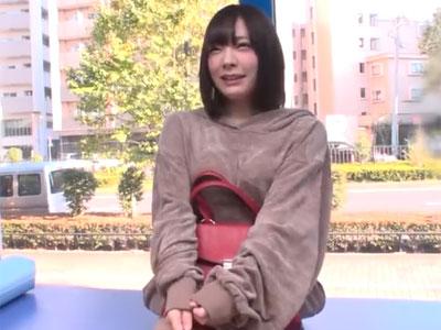 笑顔が可愛い素人美少女がMM号でお金の誘惑に負けて顔射ハメ展開